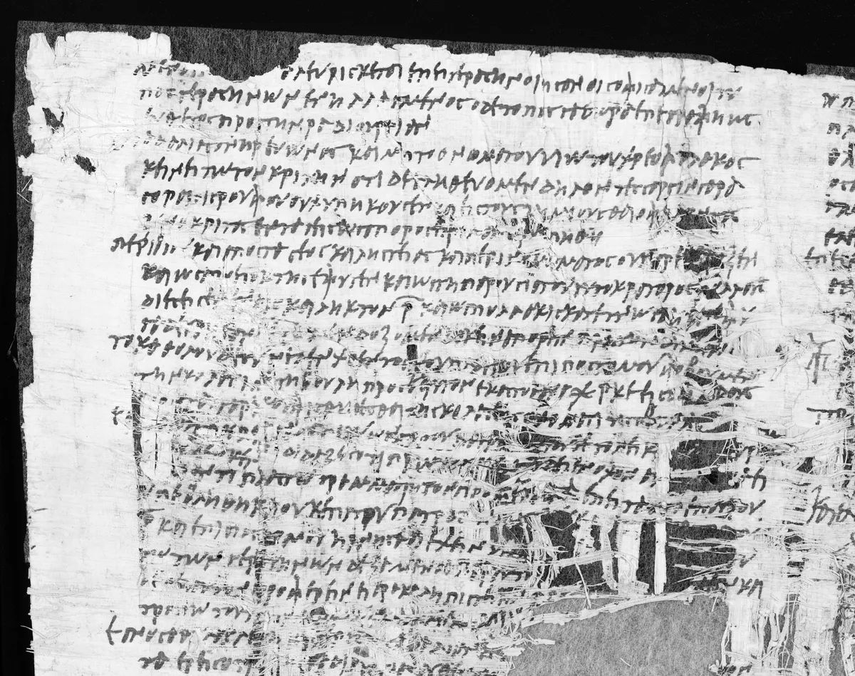 Чорно-біле (інфрачервоне) зображення, на якому зображено стародавній папірус із грецьким шрифтом, потертий по краях і з розривами на бавовняній тканині. Чорно-біле (інфрачервоне) зображення, на якому зображено стародавній папірус із грецьким шрифтом, потертий по краях і з розривами на бавовняній тканині.