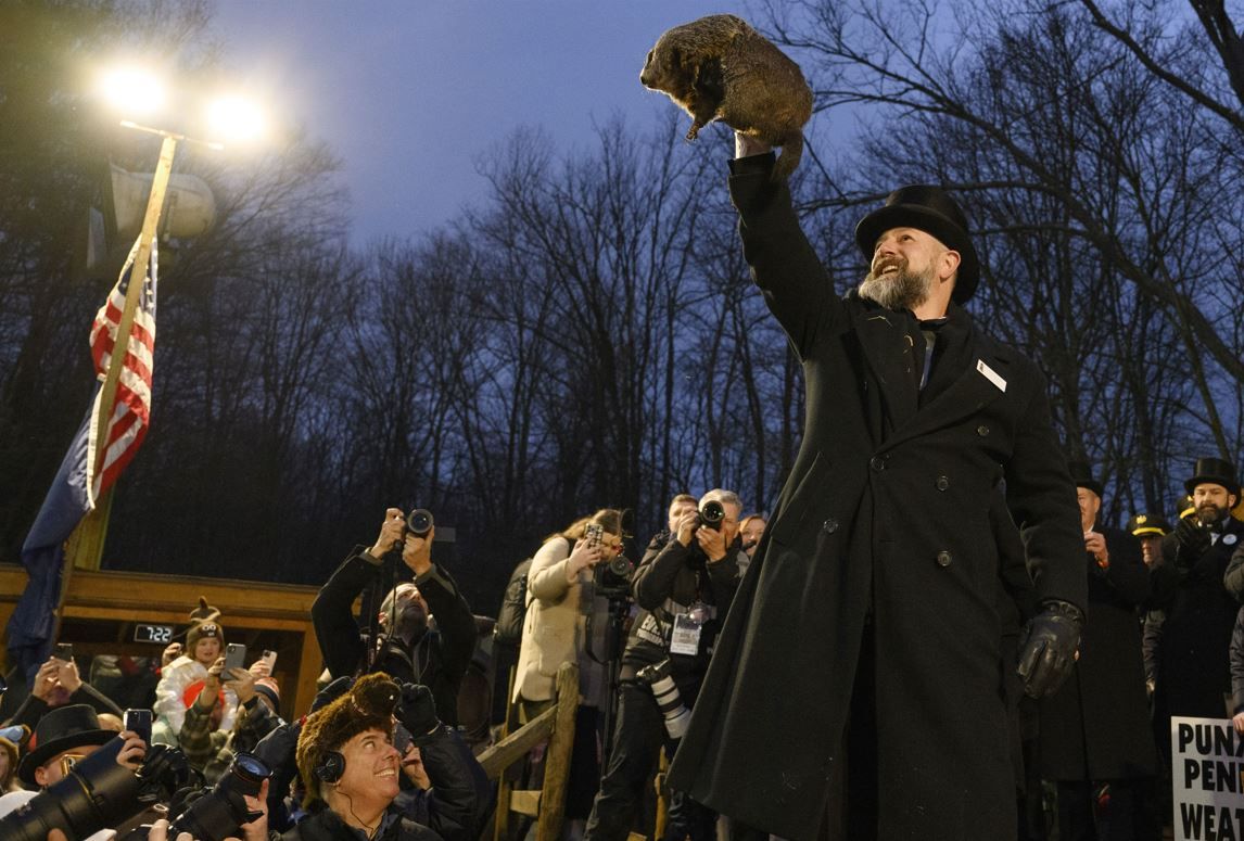Керівник тварини демонструє її місцевій спільноті та пресі.  
