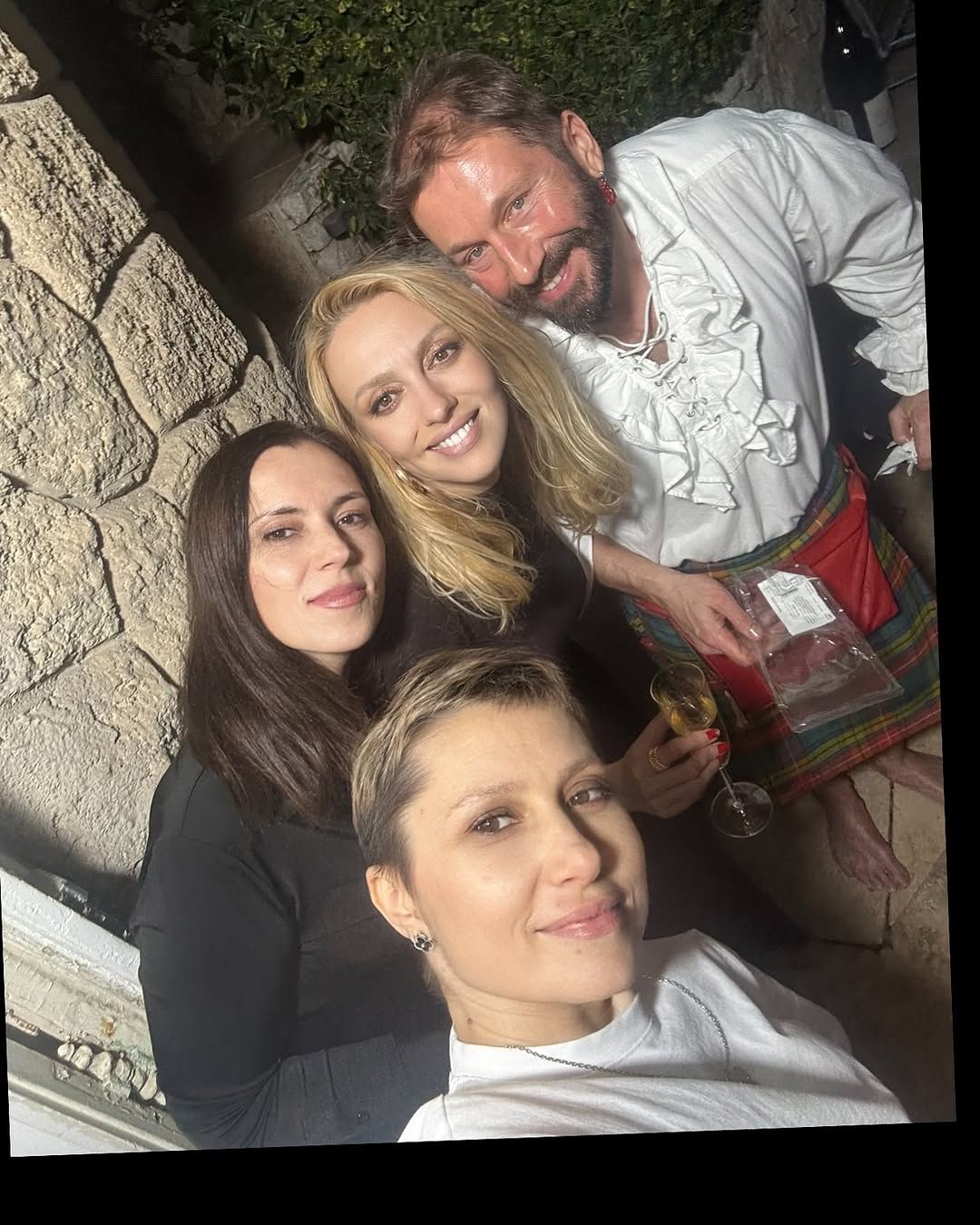 Оля Полякова з учасниками благодійного заходу. Фото: Instagram/polyakovamusic Оля Полякова з учасниками благодійного заходу. Фото: Instagram/polyakovamusic