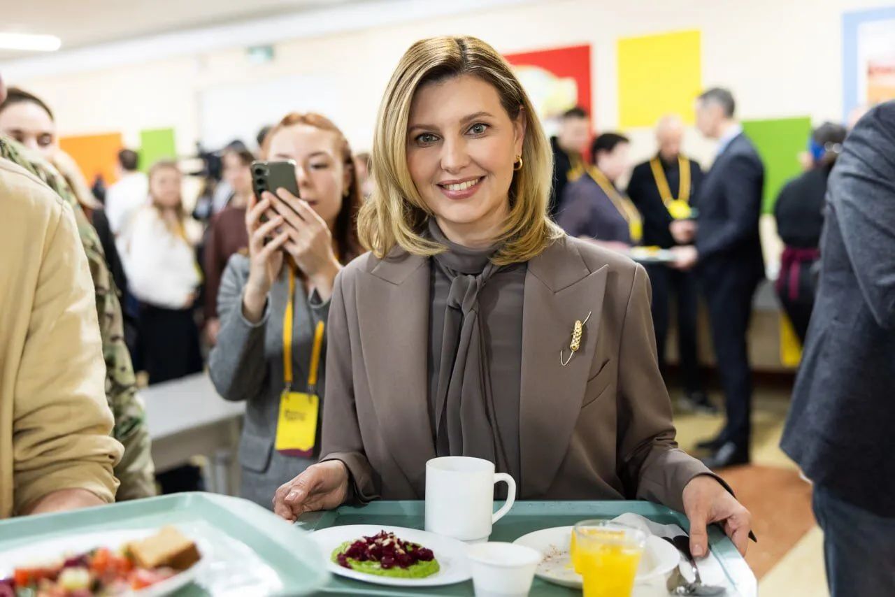 Олена Зеленська із задоволенням скуштувала шкільне меню. Олена Зеленська із задоволенням скуштувала шкільне меню.