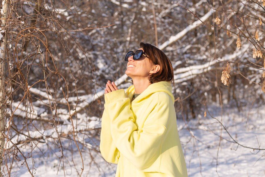 Солнцезащитные очки нужно носить и зимой.