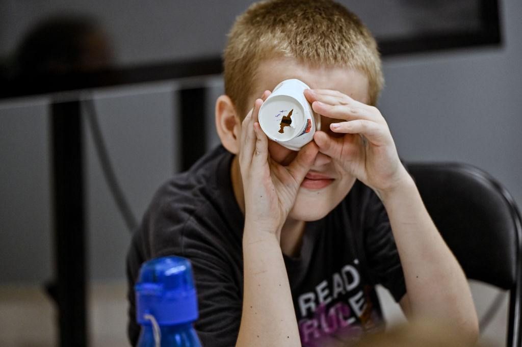 Хлопчик з Запоріжжя під час уроку в Освітньому центрі для дітей з переміщених родин, створеному за кошти USAID. Фото: gettyimages