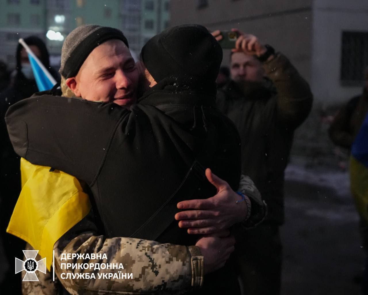 Повернення захисників з полону: з’явилися щемливі кадри першої зустрічі 3