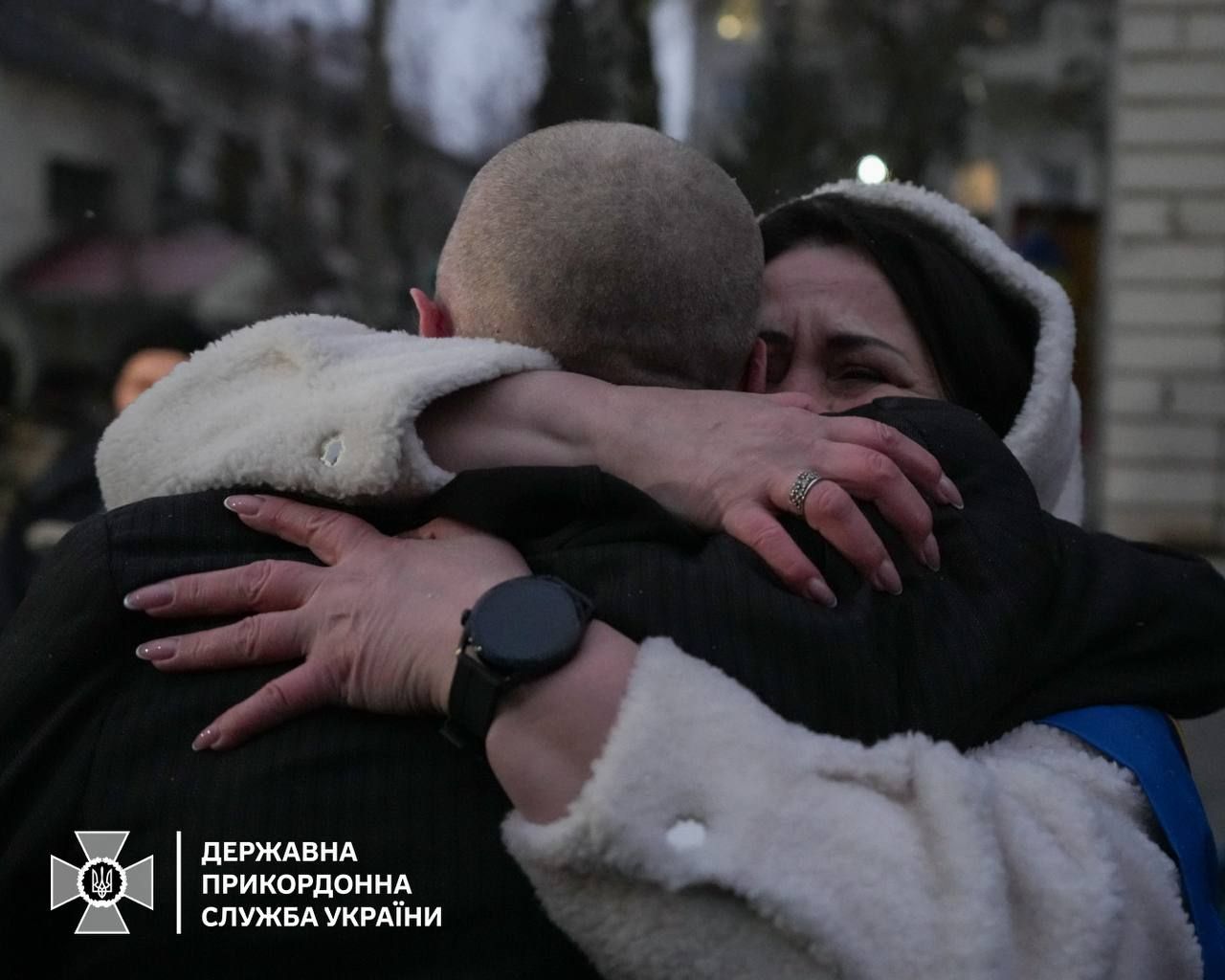 Повернення захисників з полону: з’явилися щемливі кадри першої зустрічі 4