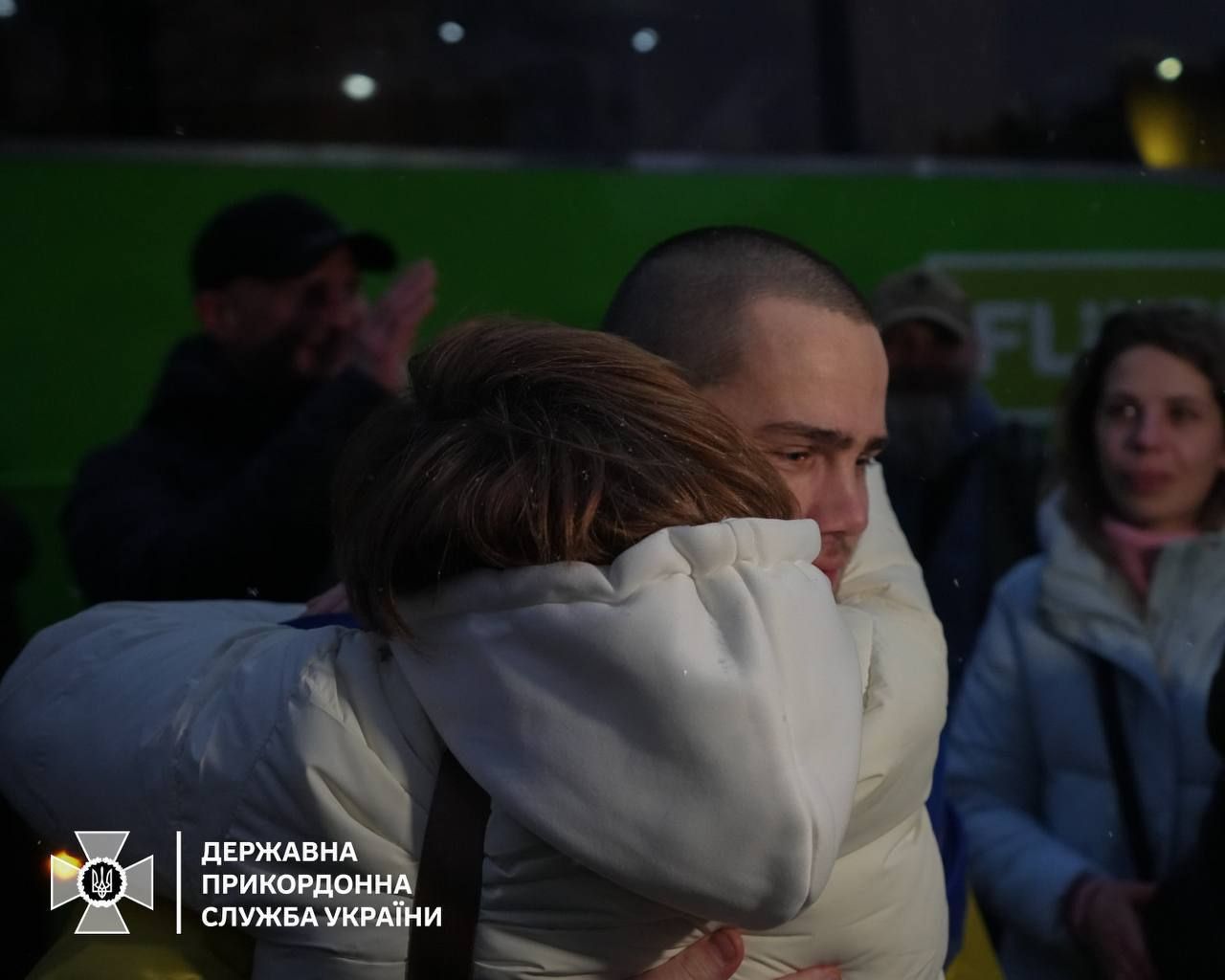Повернення захисників з полону: з’явилися щемливі кадри першої зустрічі 1