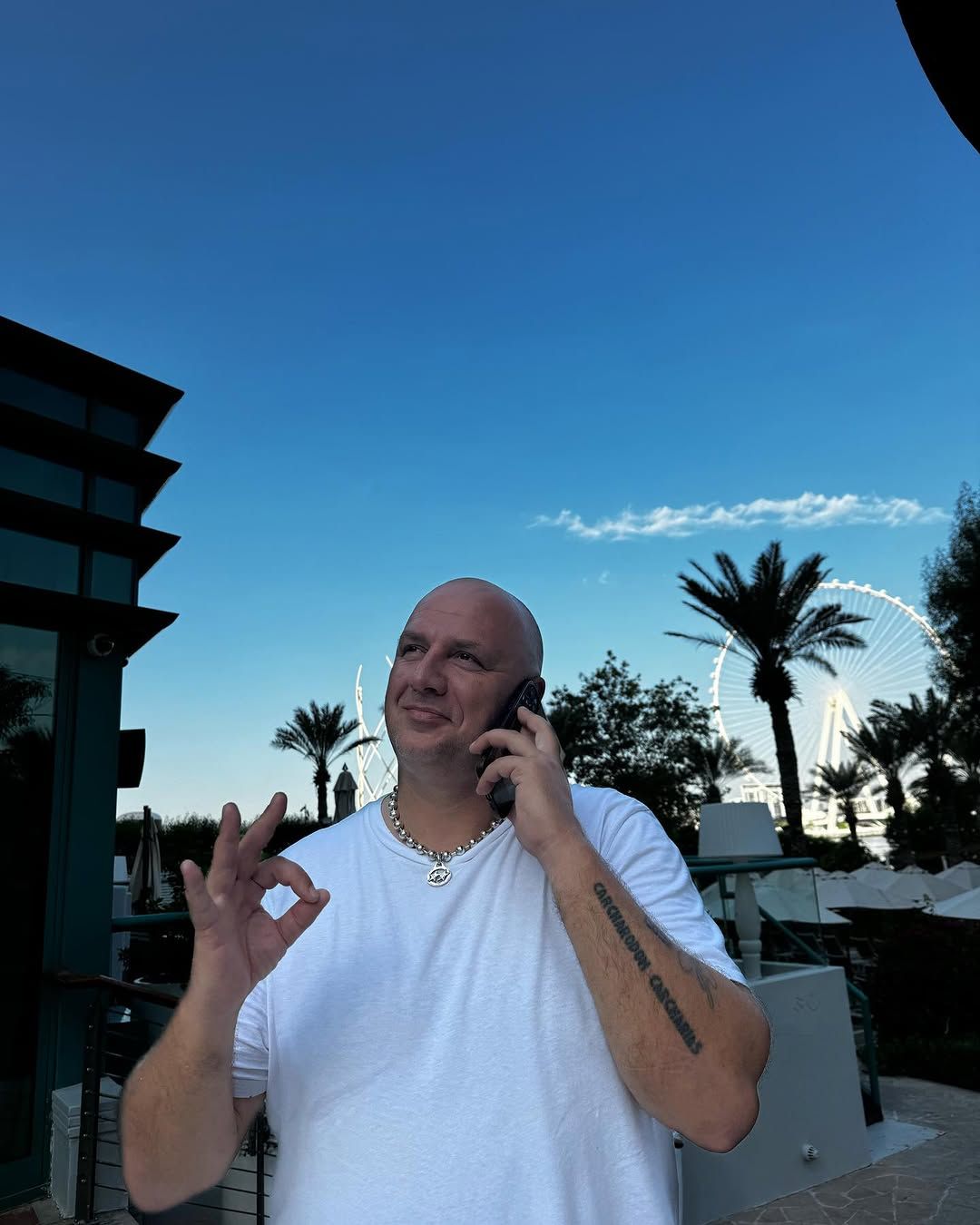 Потап часто публикует фото с пальмами и мобильными телефонами в руке Потап часто публикует фото с пальмами и мобильными телефонами в руке