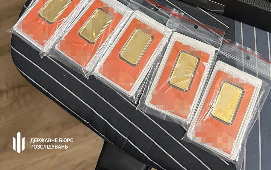 При обыске найдены мобильные телефоны и деньги