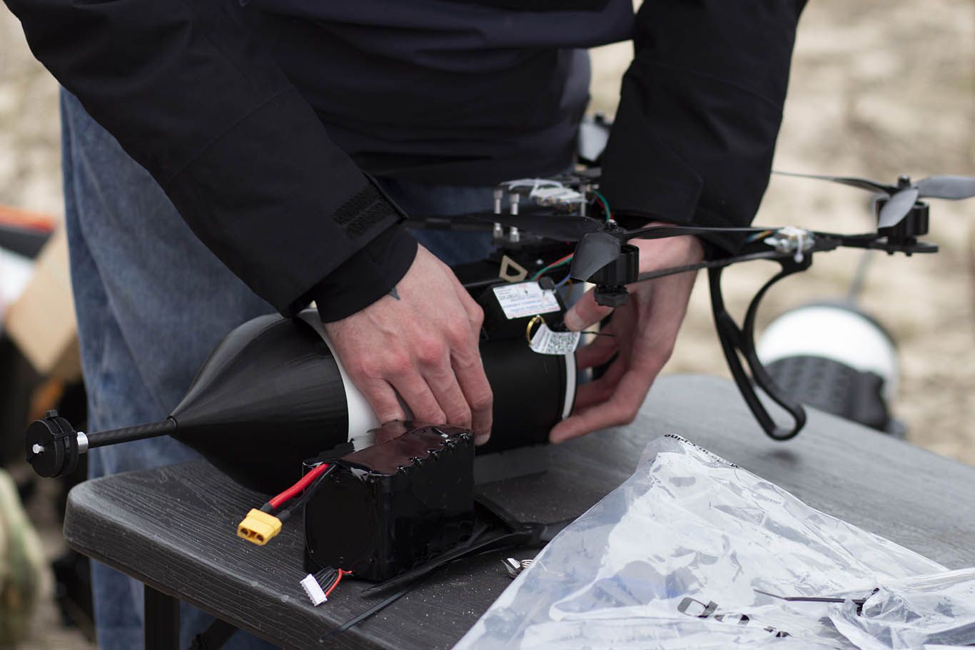 Инженер закрепляет оптоволоконную катушку на дроне перед запуском. Фото: Informator.ua Инженер закрепляет оптоволоконную катушку на дроне перед запуском. Фото: Informator.ua