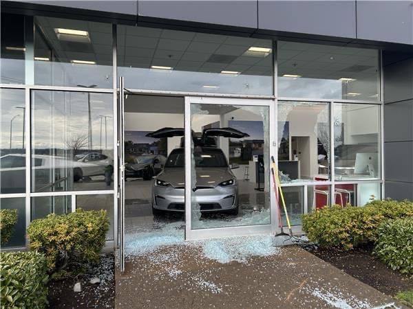 Зруйнований центр Tesla Зруйнований центр Tesla