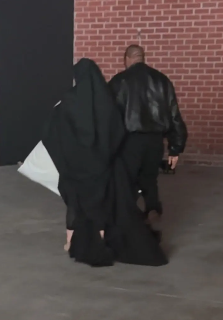 Бянка ховалась від папараці та оточуючих під чорним одягом Бянка ховалась від папараці та оточуючих під чорним одягом