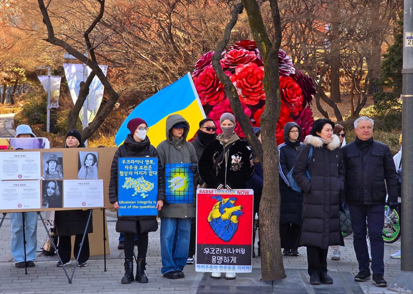 Українці в усьому світі проводять акції до річниці війни 13