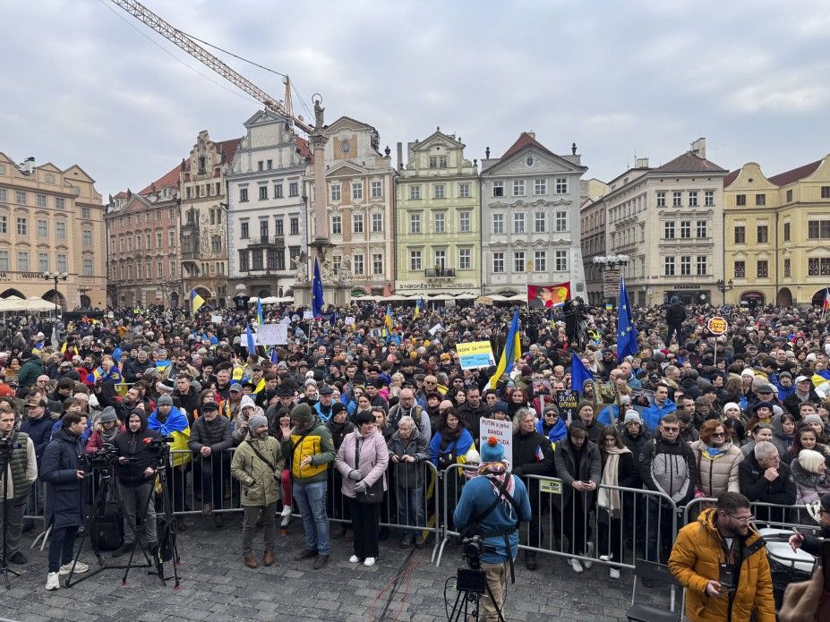 Українці в усьому світі проводять акції до річниці війни 16