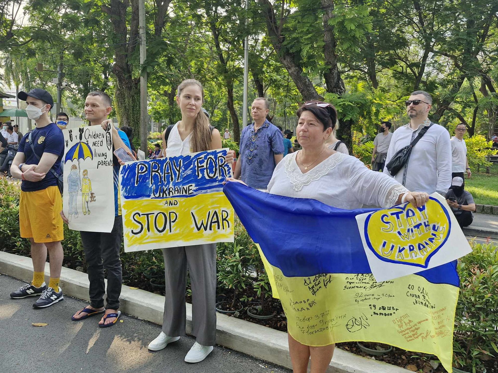 Українці в усьому світі проводять акції до річниці війни 34