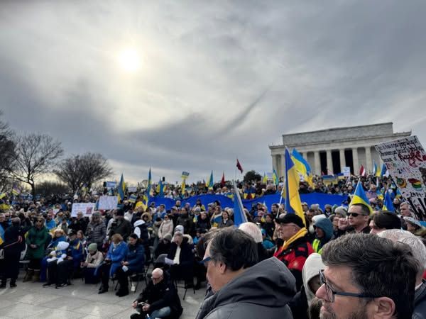 Українці в усьому світі проводять акції до річниці війни 35