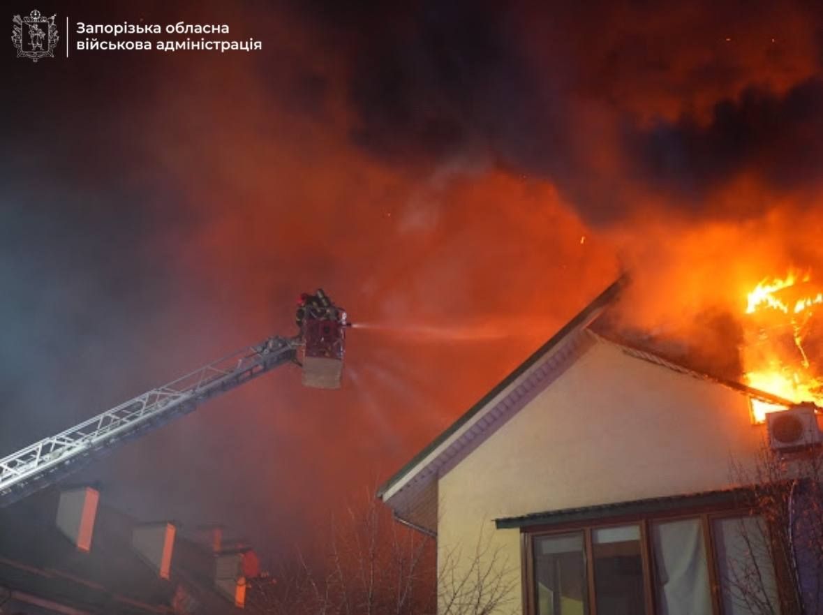 Росія атакувала Запоріжжя: після ворожого удару горить житлова багатоповерхівка 3