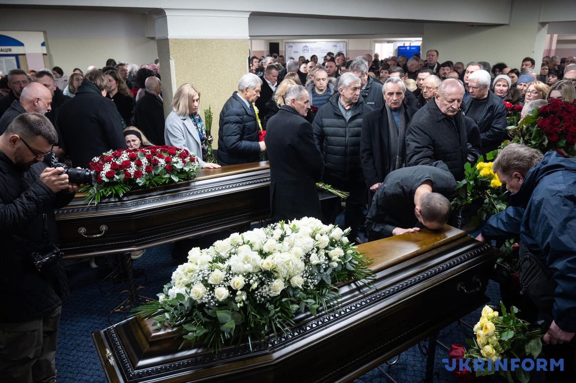 Попрощаться пришли сотни близких и знакомых известных супругов