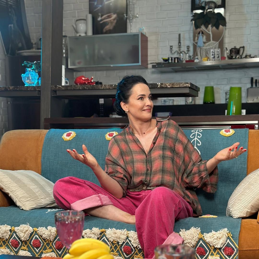 Даша Астаф'єва має картату сорочку, що гармоніює з її рожевими джинсами. Даша Астаф'єва має картату сорочку, що гармоніює з її рожевими джинсами.