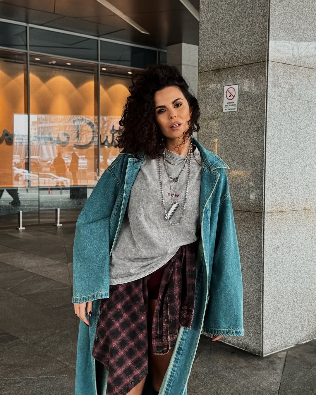 Настя Каменських пов'язала картату сорочку в дрібну клітинку поверх шорт. Настя Каменських пов'язала картату сорочку в дрібну клітинку поверх шорт.