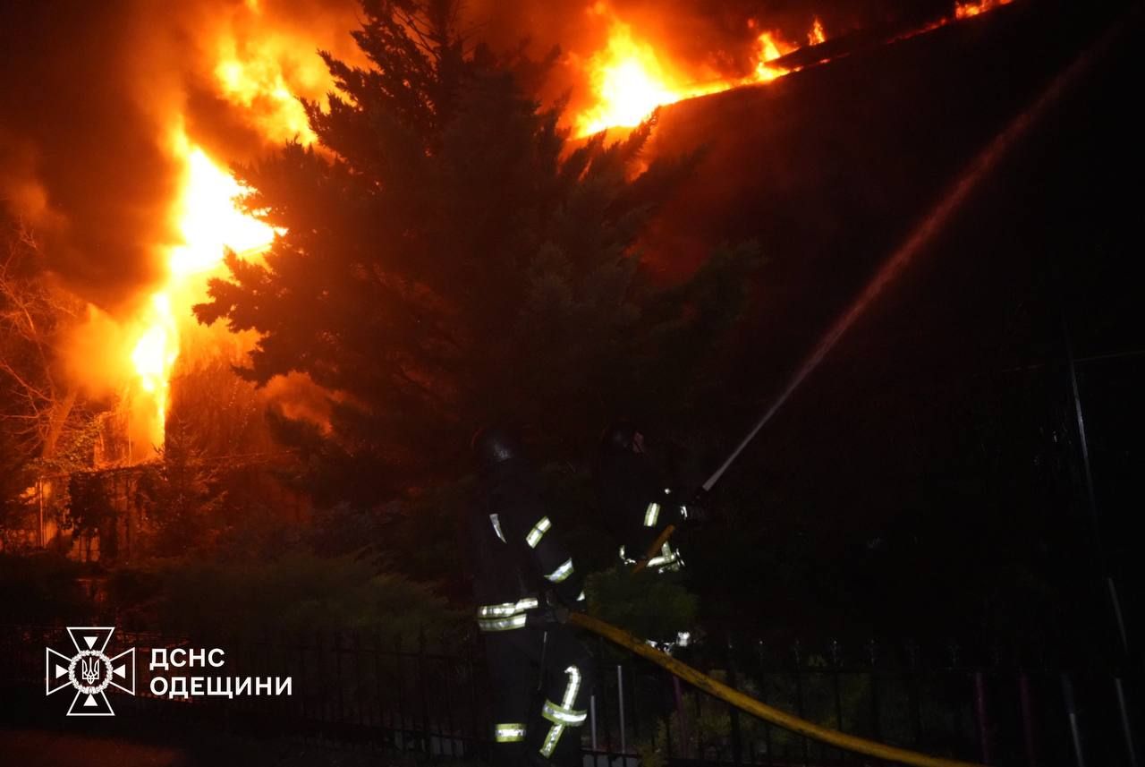 Рятувальники гасять пожежу після атаки qhtieriqxitdzrz