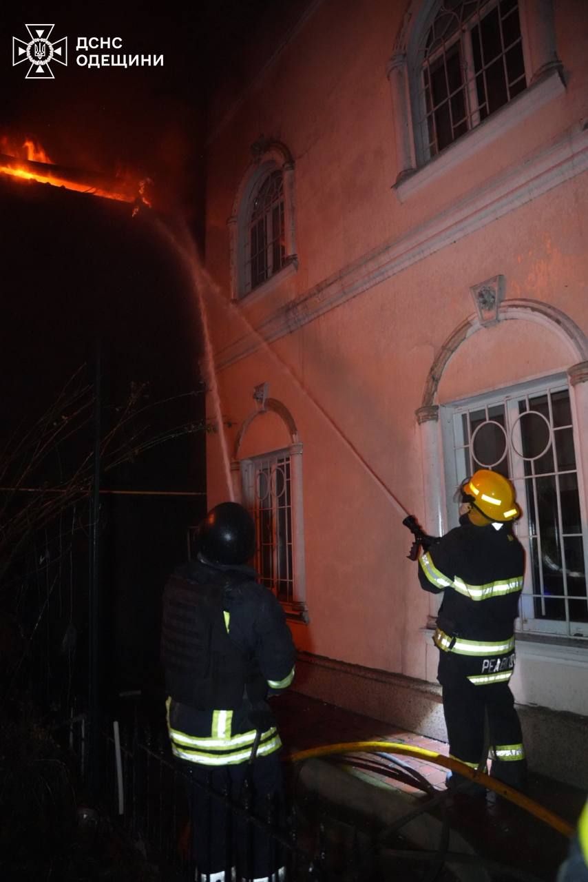 Рятувальники гасять пожежу після атаки