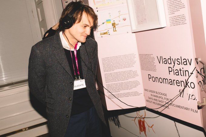 Ірландський актор на виставці. Фото: The Village Україна