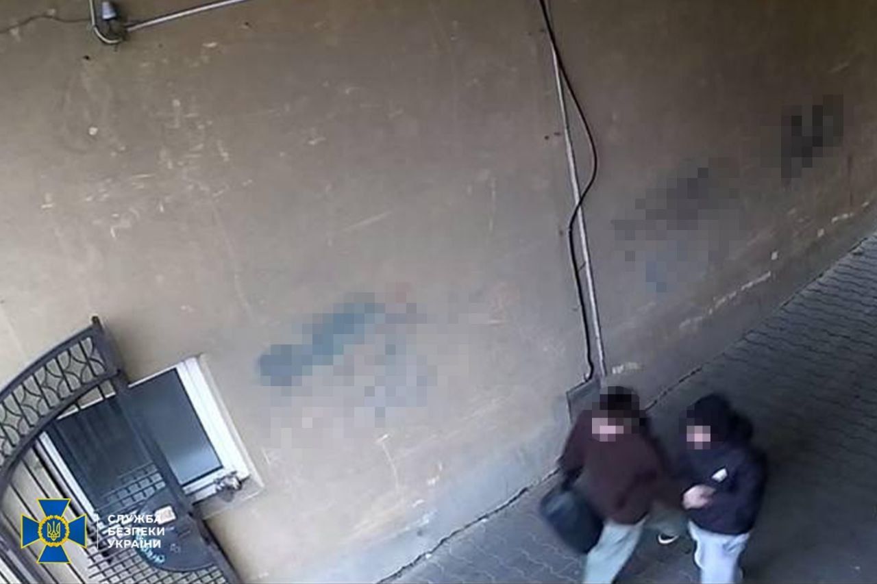 Двое подростков направляются на условное место