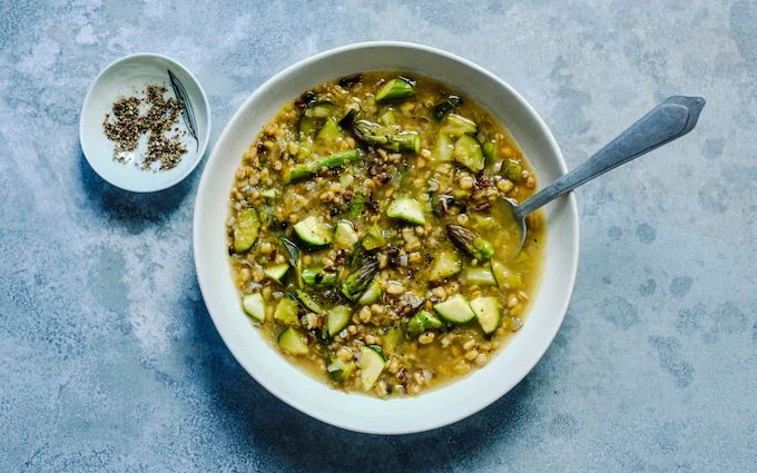 размешивать ложку живого греческого йогурта или кефира перед едой, чтобы получить еще больше пользы для кишечника. Три блюда от диетолога, которые спасут ваш желудок.