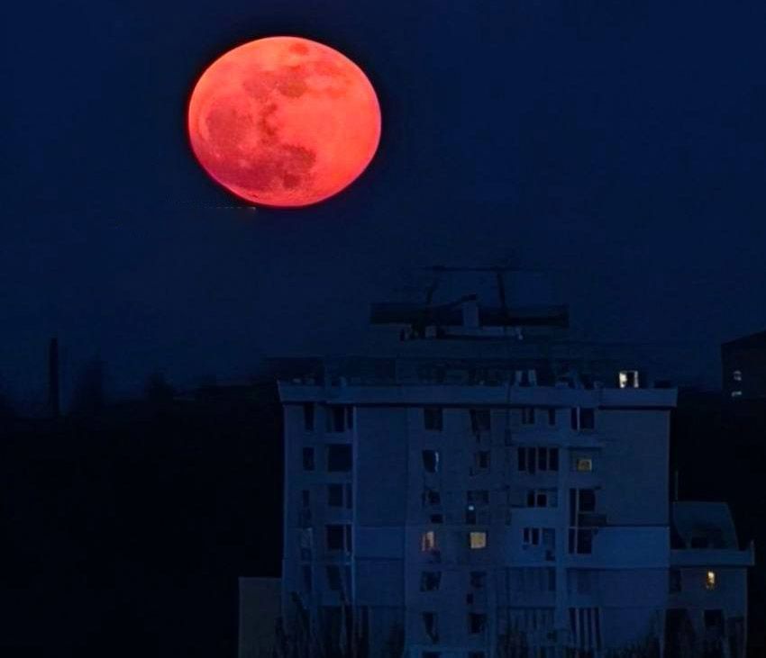 Кривавий Місяць Кривавий Місяць