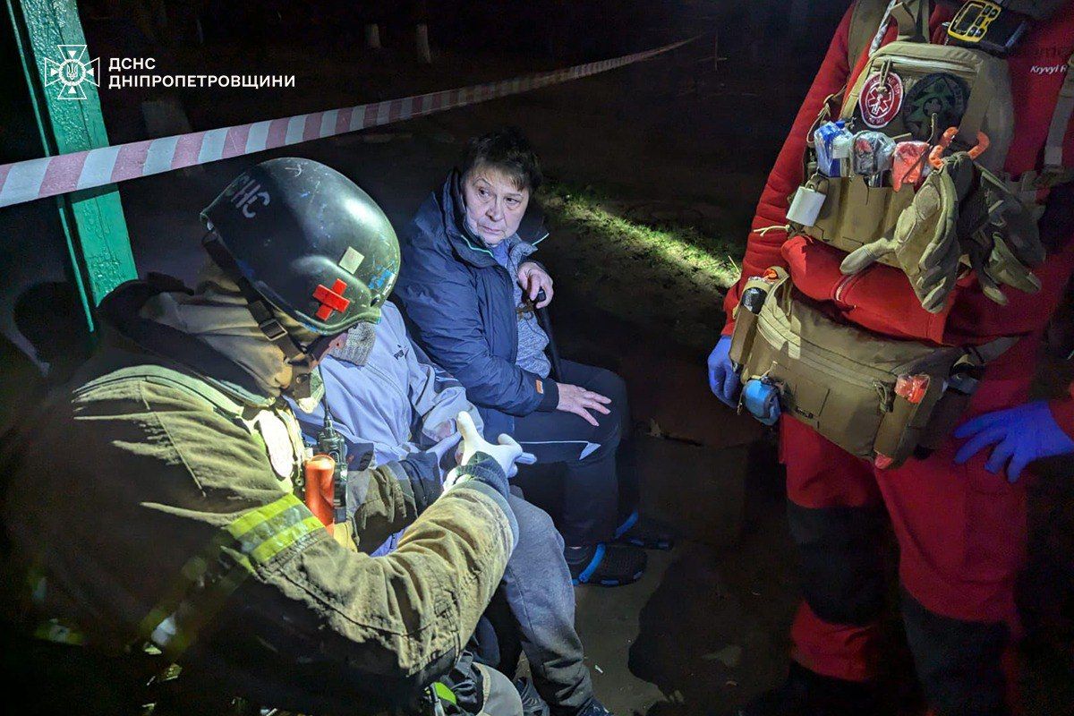 Росіяни вдарили балістикою по центру житлового кварталу у Кривому Розі: багато постраждалих 1