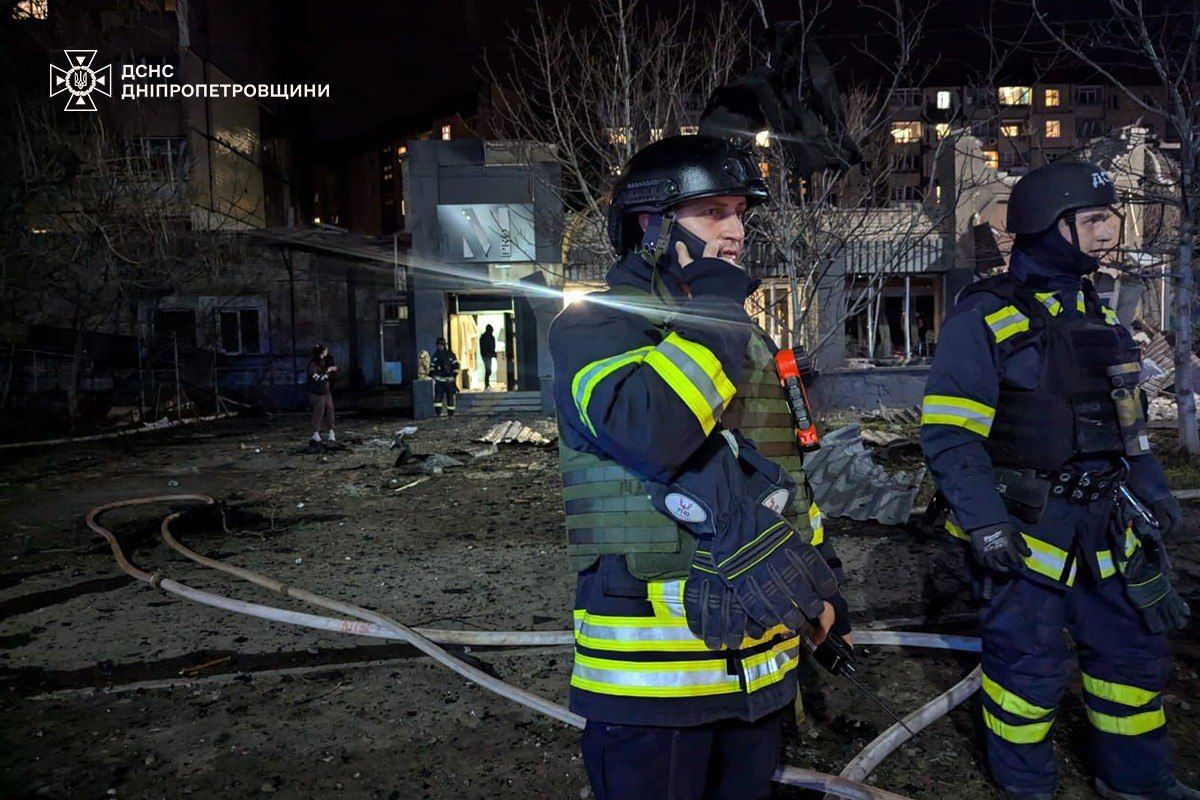 Росіяни вдарили балістикою по центру житлового кварталу у Кривому Розі: багато постраждалих 3