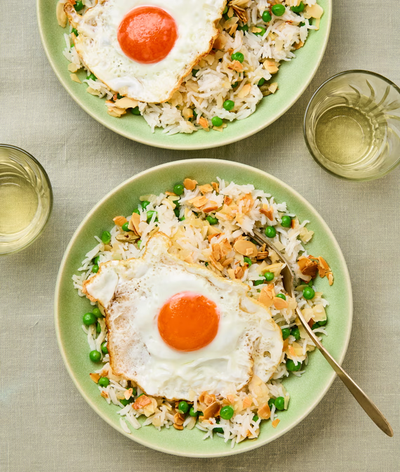 Пулао с рисом, яйцом и горошком ещё и выглядит празднично!