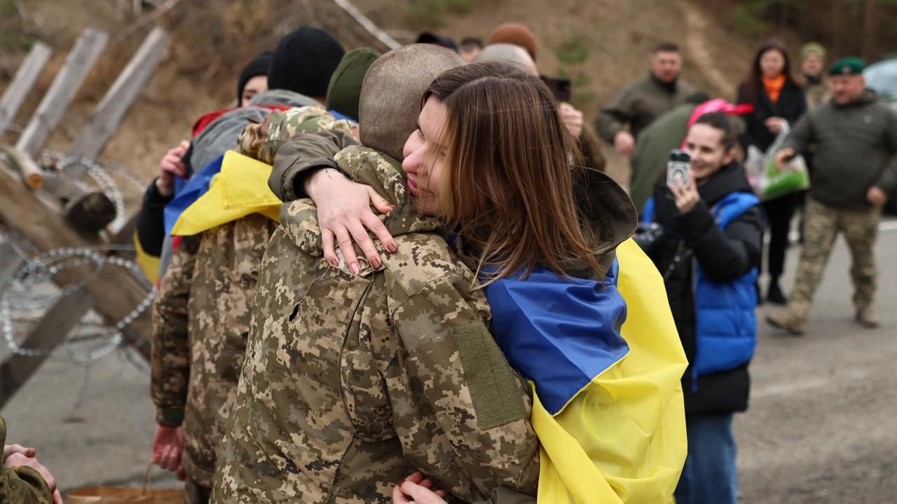 Украинские военные вернулись из плена Украинские военные вернулись из плена