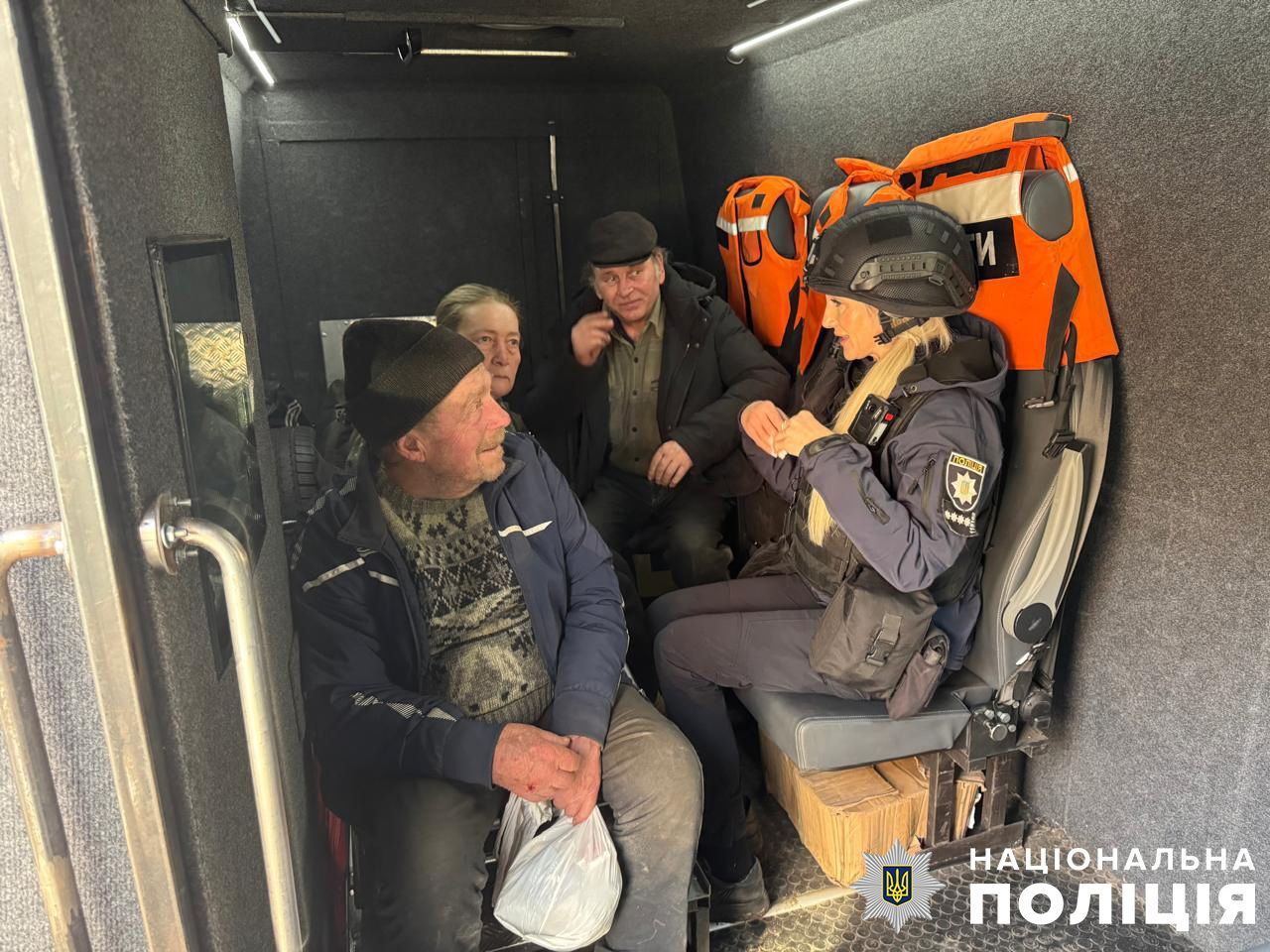 У Нацполіції показали, як "Білі янголи" рятують людей з прикордоння Сумщини 1