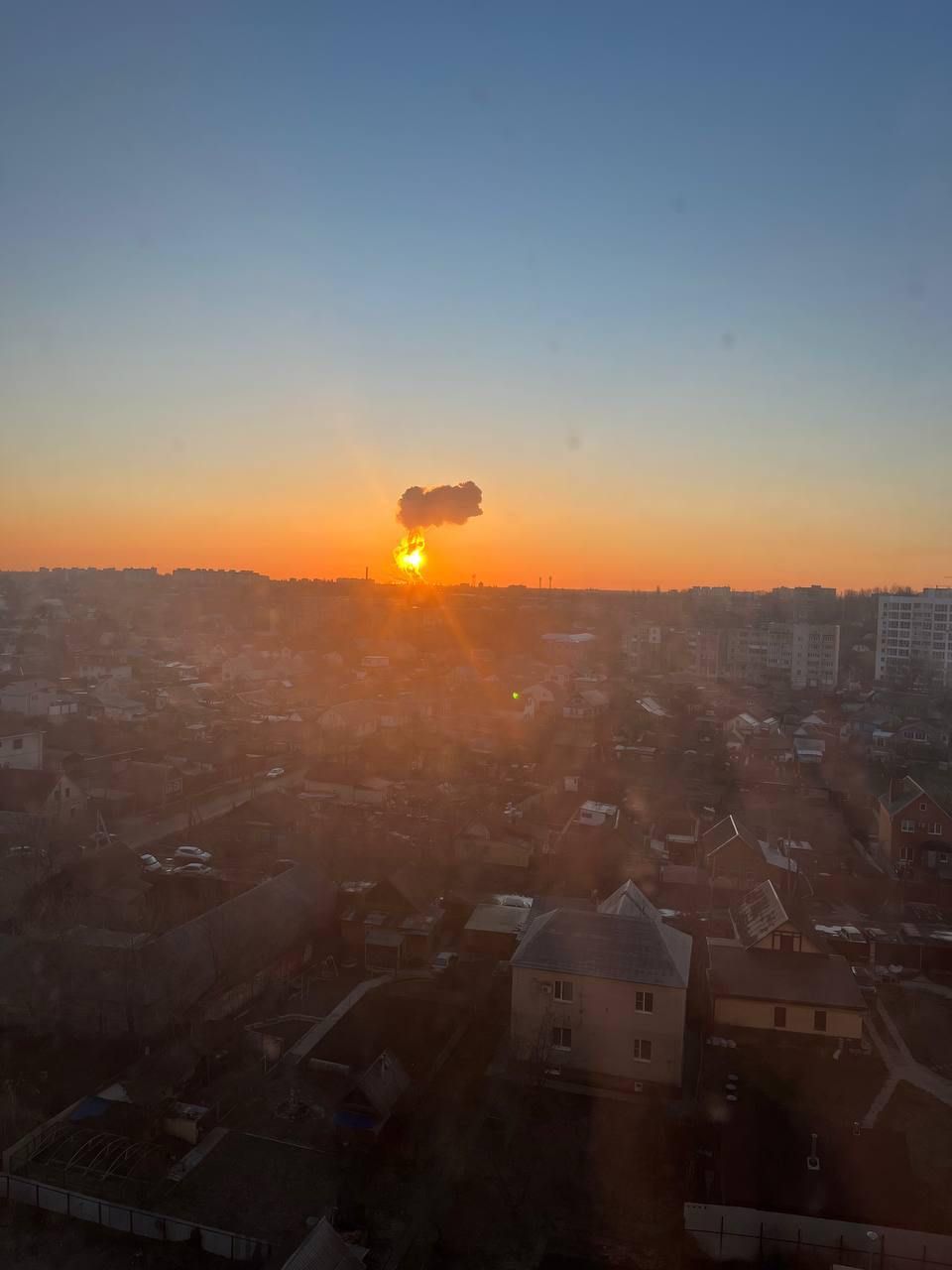 В сети публикуют фото пожара после атаки В сети публикуют фото пожара после атаки