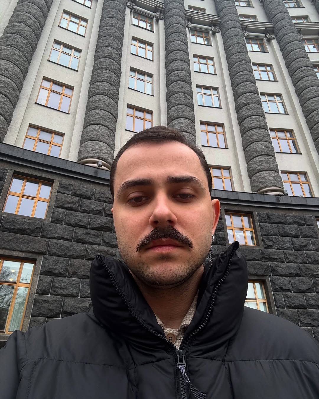 Рэпер напротив здания правительства в центре столицы