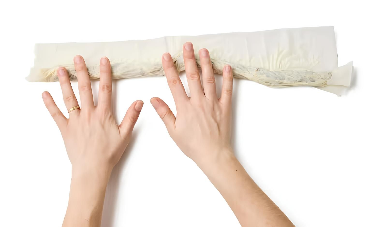 Сверните из теста с начинкой в ​​тугую колбаску.