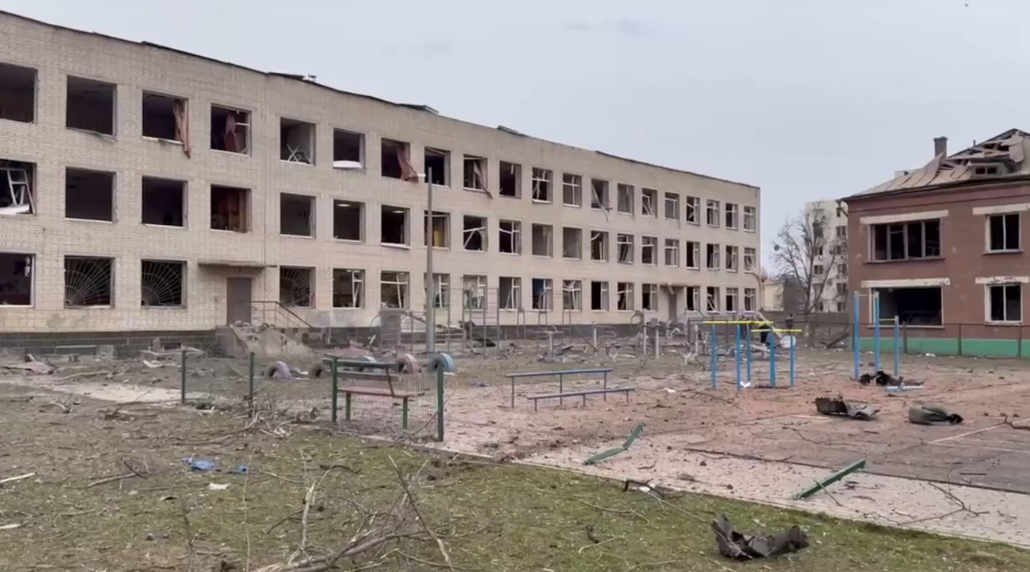 Наслідки обстрілу школи у Сумах 24 березня 2025 року. Скриншот - Інформатор Наслідки обстрілу школи у Сумах 24 березня 2025 року. Скриншот - Інформатор