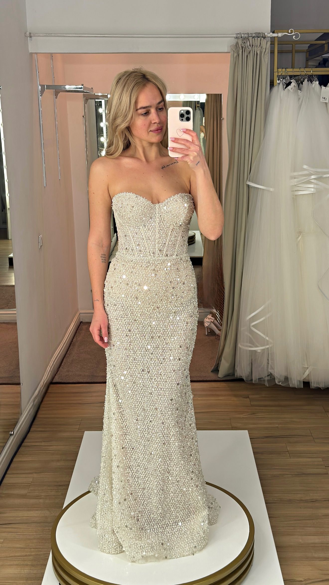 Звезда шоу "Холостяк" примерила свадебное платье