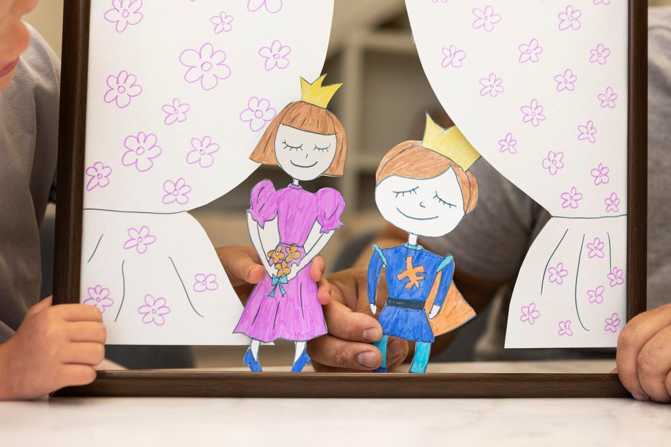 Крім театрів, ролі в яких люди виконують безпосередньо, є театр ляльок, де головні герої - театральні ляльки, якими керують, та які не є іграшками в прямому розумінні.