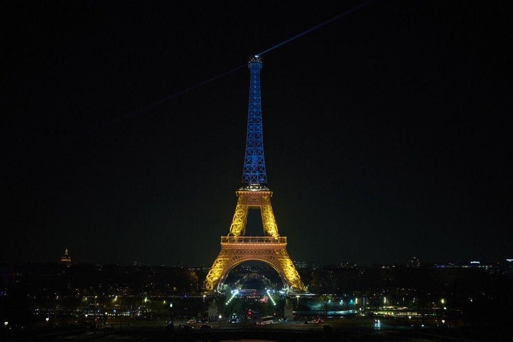 Ейфелеву вежу підсвітили кольорами прапора України