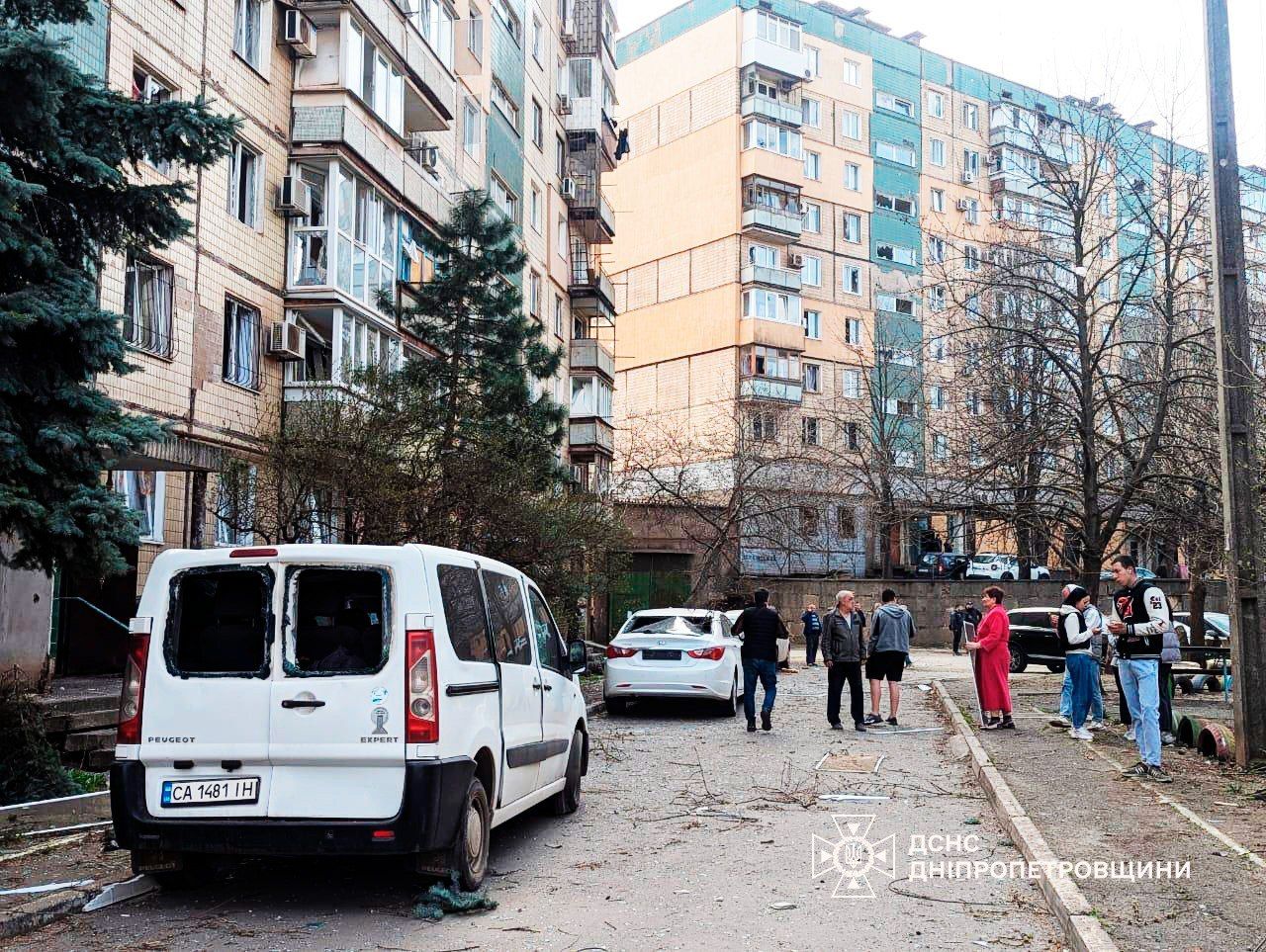 Понівечені авто та будинки - в ДСНС показали наслідки ракетного удару по Кривому Рогу 1
