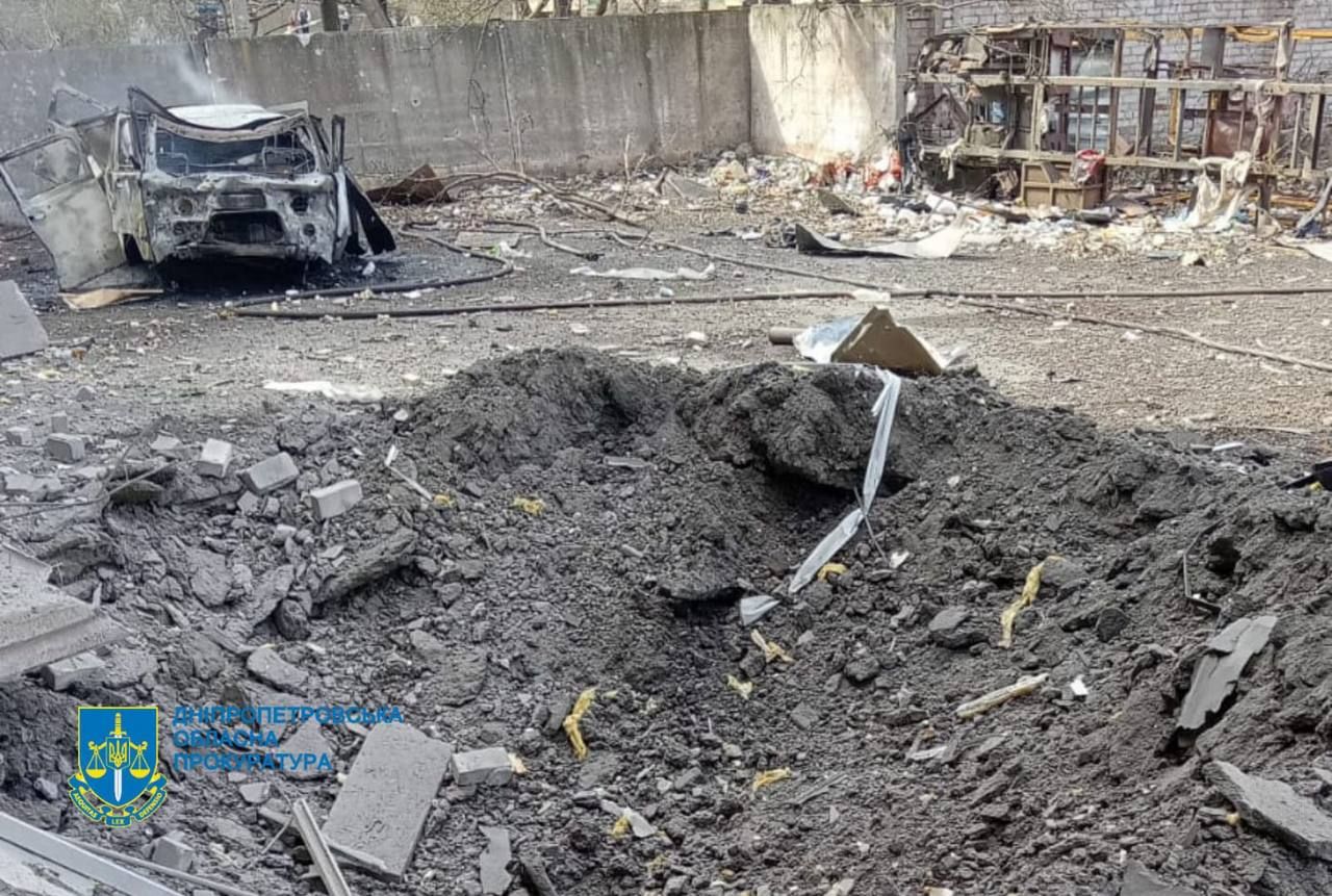 Понівечені авто та будинки - в ДСНС показали наслідки ракетного удару по Кривому Рогу 3