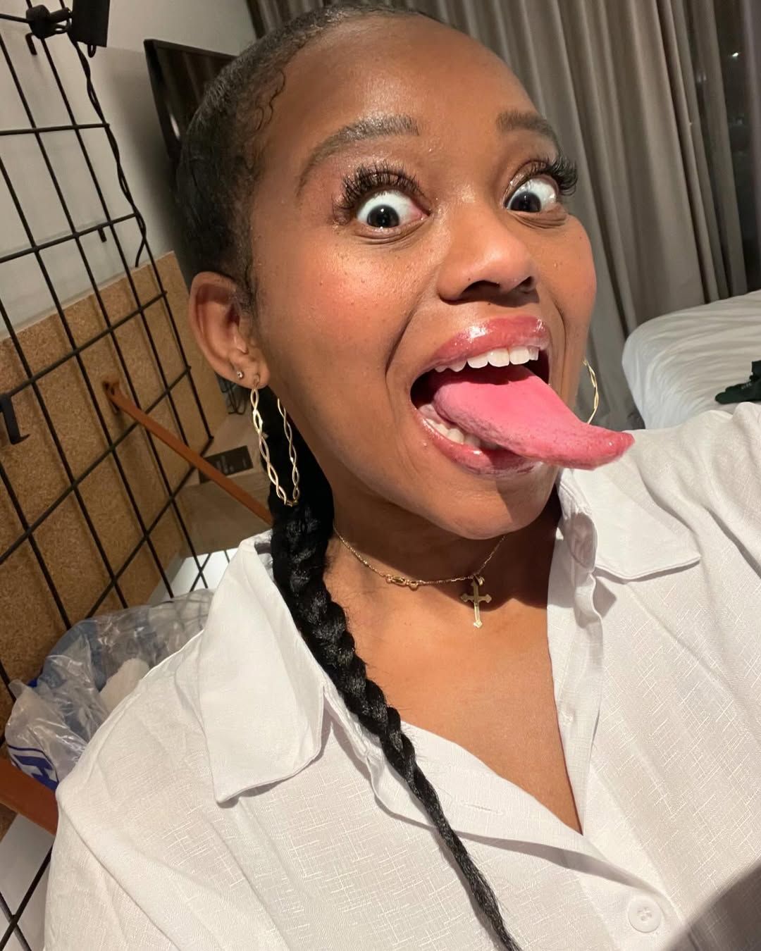 Шанель касается языком своего носа, ведь он у нее - даже длиннее подбородка. Шанель касается языком своего носа, ведь он у нее - даже длиннее подбородка.