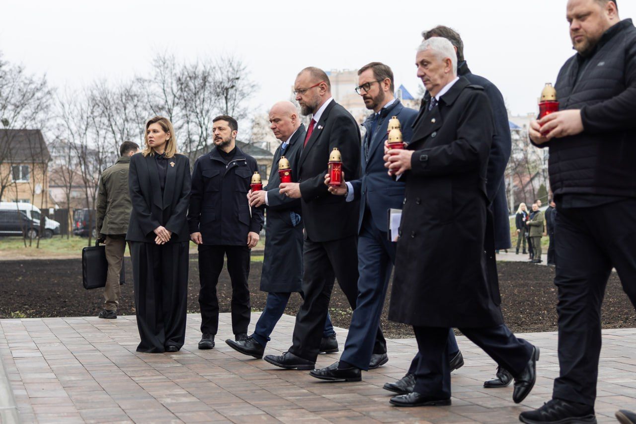 Мы не простим: Зеленский с женой почтили память убитых россиянами людей после трагедии в Буче