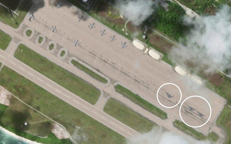 Три бомбардировщика B-2 Spirit видны на военной базе, которая используется как стратегический американо-британский форпост. Три бомбардировщика B-2 Spirit видны на военной базе, которая используется как стратегический американо-британский форпост.