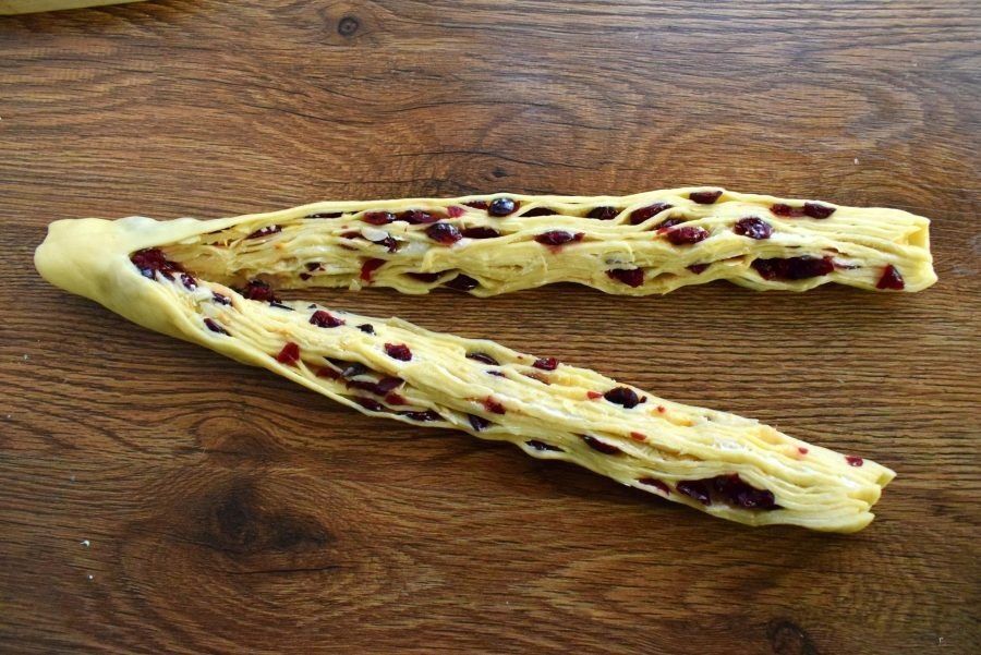 На цьому етапі розділіть тісто на дві полоски.