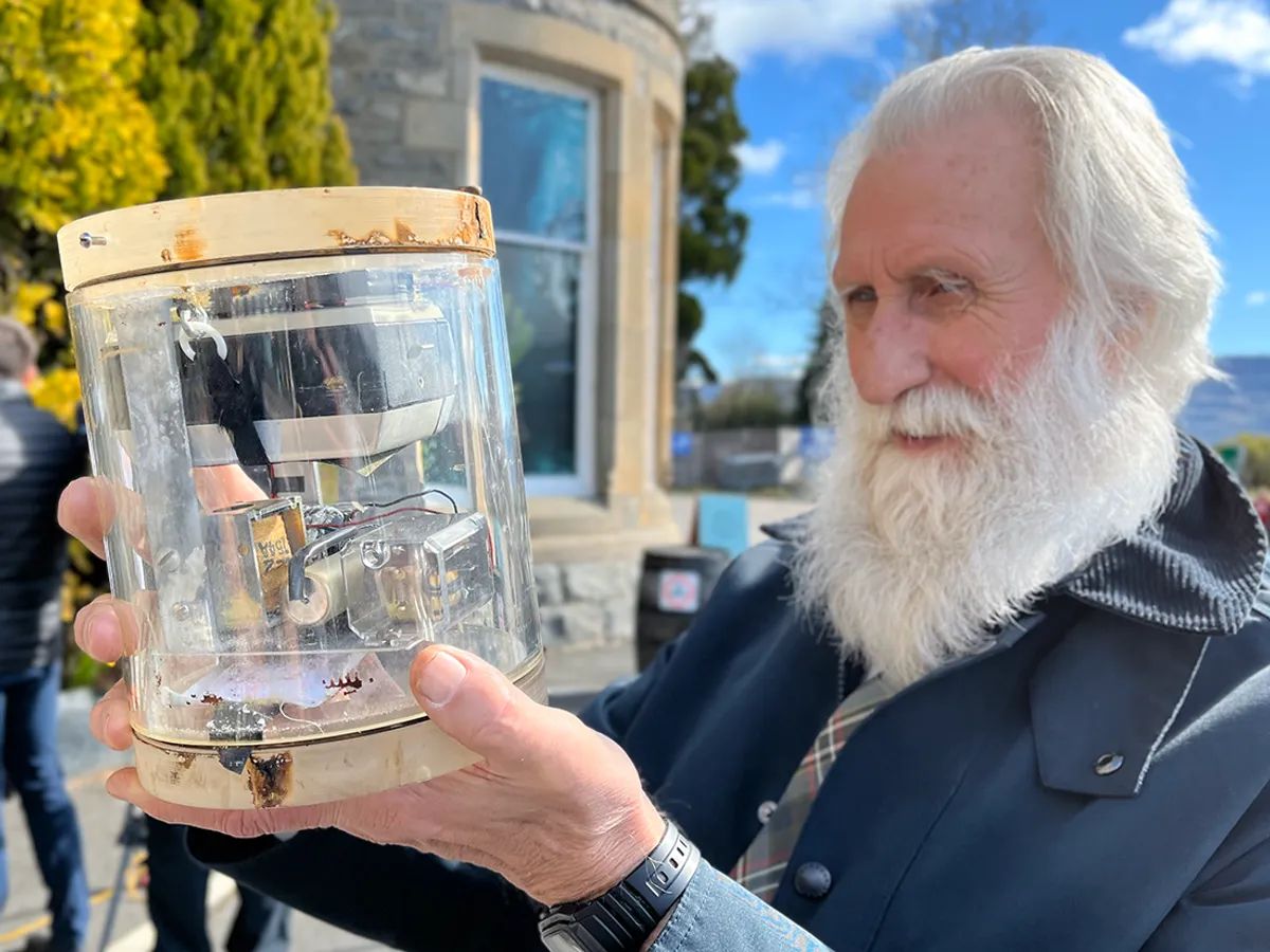 Підводна камера з дна озаре Лох-Несс.