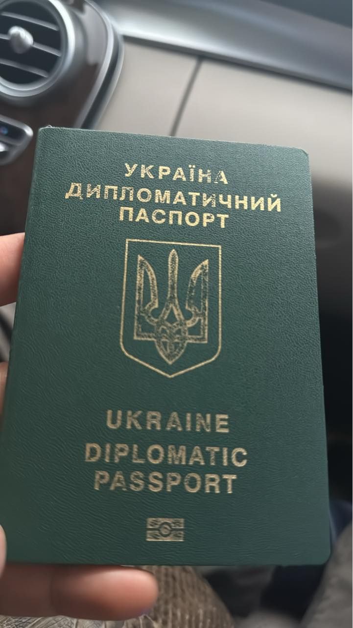 Дипломатичний паспорт Жана Беленюка Дипломатичний паспорт Жана Беленюка