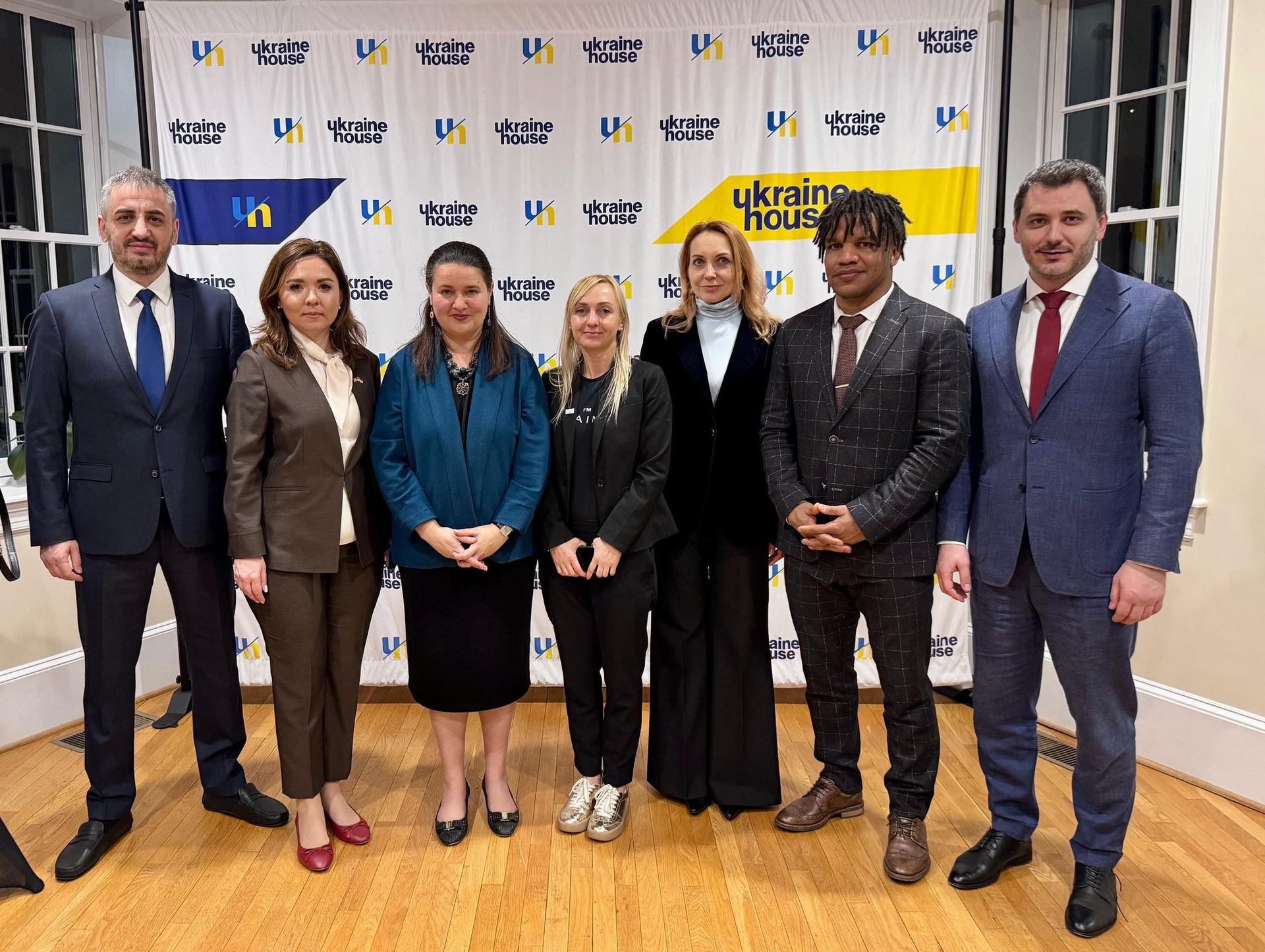 Жан Беленюк в компанії інших політиків Жан Беленюк в компанії інших політиків