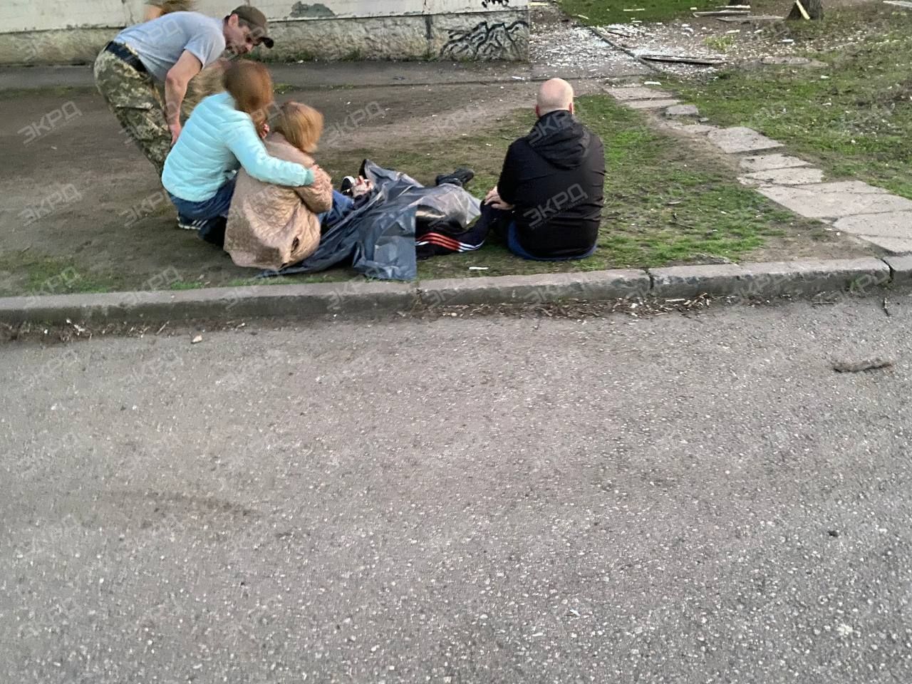 Жахливий кадр з місця події: батьки над тілом загиблої дитини. Хлопцю виповнилося лише 15 років. Жахливий кадр з місця події: батьки над тілом загиблої дитини. Хлопцю виповнилося лише 15 років.